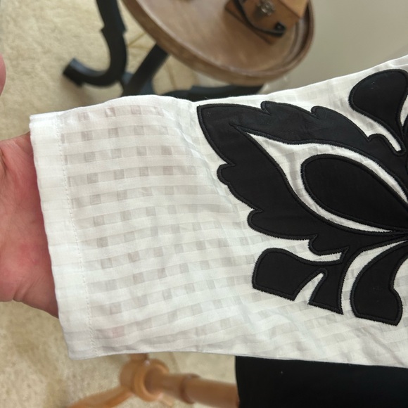 Fabulous Chicos Black and White Exaggerated Sleeve Top - Picture 3 of 7